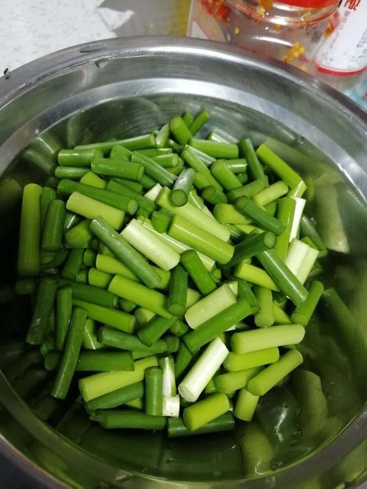 腊肉炒蒜苔,蒜苔洗干净,切小段,约1-1.5 厘米长