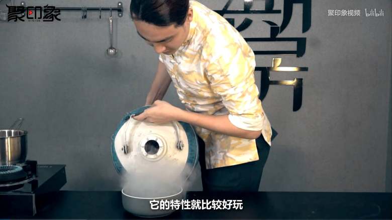 液氮冰火棍 ,将液氮倒入耐低温的专用容器1(切记不要使用普通塑料容器)