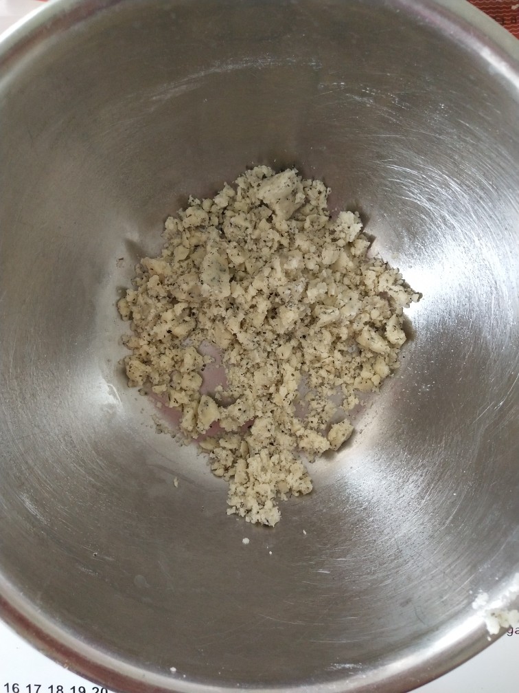 茉莉花茶菠萝蛋糕,用手搓成颗粒状,做成酥粒。