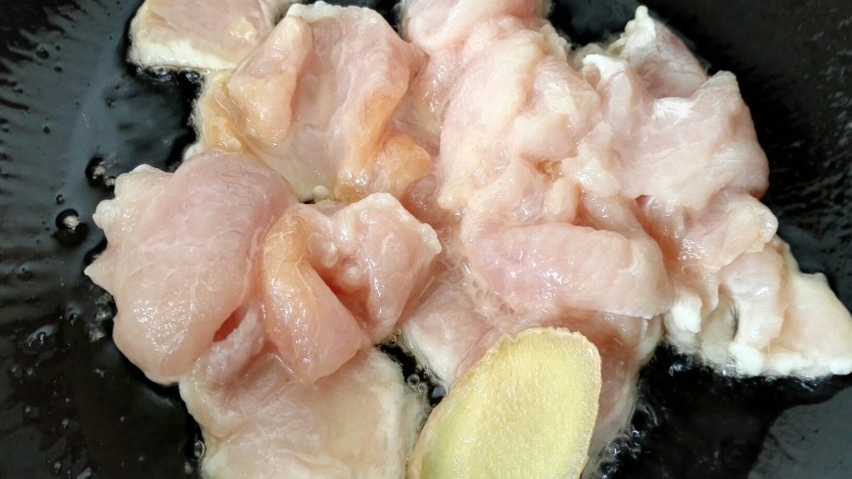 冬瓜木耳炒肉片,锅内放油烧热,放入肉片