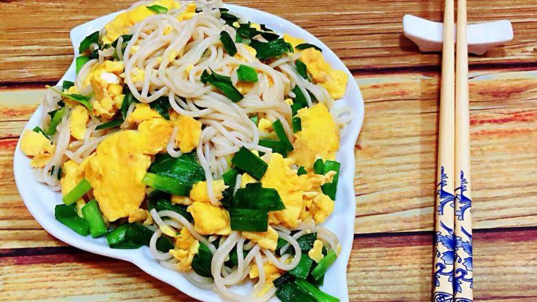 韭菜鸡蛋炒面,鲜美可口的韭菜鸡蛋炒面装入盘中