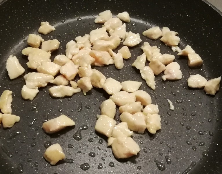 鸡丁炒蚕豆,炒至变色 粒粒分离 盛出备用