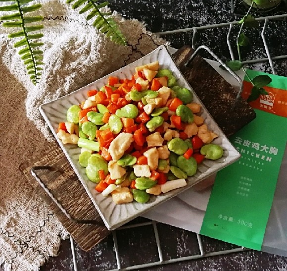 鸡丁炒蚕豆,蚕豆的香 鸡肉的香混合在一起 很美味