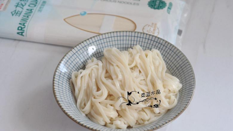 鳗鱼面,将面条用筷子捞出,以折叠的方式盛入碗中。