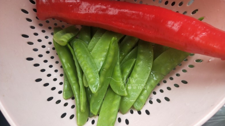 荷塘小炒,<a style='color:red;display:inline-block;' href='/shicai/ 81'>荷兰豆</a>摘去两头,洗净。红椒去蒂洗净。