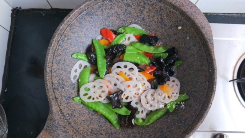 荷塘小炒,然后把水淀粉倒进去,翻炒,淋少许明油,再撒少许鸡精,翻一下,即可出锅。
