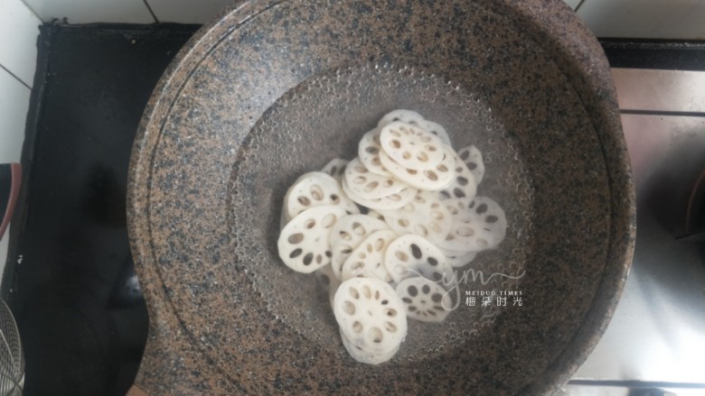荷塘小炒,炒锅内烧水,水里加少许盐,少许油,先把藕片放进去焯水,水开后煮一分钟左右。