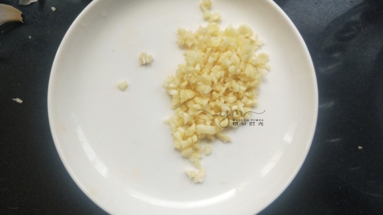 荷塘小炒,再切一些蒜末,多一点。
