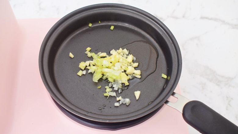 香菇肉酱拌面,锅中倒入适量的食用油烧热,放入葱蒜姜爆香