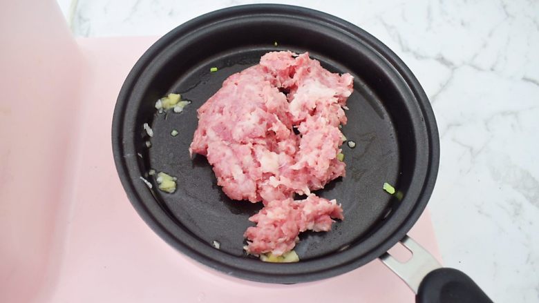 香菇肉酱拌面,放入肉末炒散,炒至变色变白