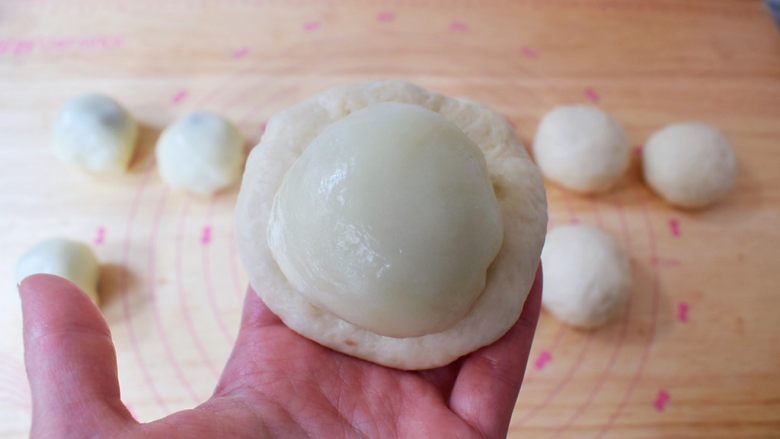 麻薯豆沙饼,取一份面团按扁,放入馅料