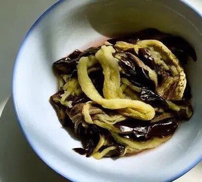 蒜泥手撕长茄,手撕成长条状,不要过细,倒掉茄子里出来的水