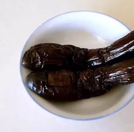 蒜泥手撕长茄,水开上汽后大约十几分钟就好,把长茄取出晾凉
