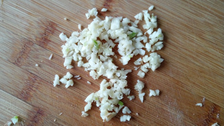 蒜泥猪肝,开始制作料汁:蒜瓣拍碎。