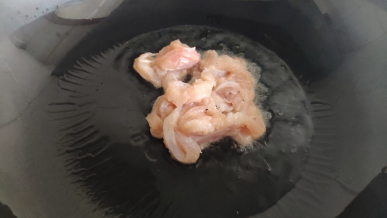 蚝油鸡丝双菇,炒锅放油,倒入鸡丝翻炒。