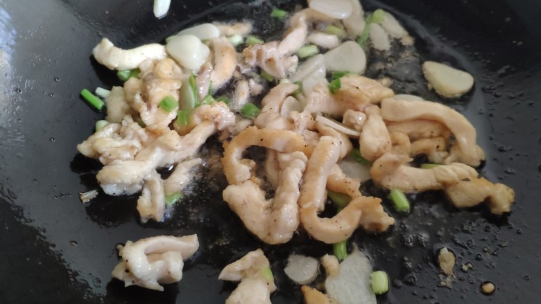 蚝油鸡丝双菇,翻炒至鸡肉变色。鸡胸肉易熟,不用炒太长时间。