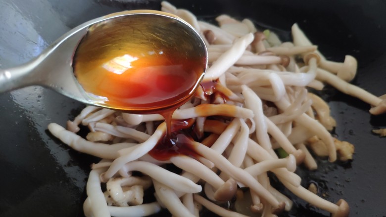 蚝油鸡丝双菇,加入<a style='color:red;display:inline-block;' href='/shicai/ 721'>蚝油</a>,快速翻炒出锅。