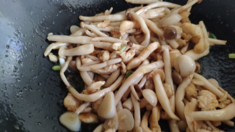 蚝油鸡丝双菇,蚝油本身是咸的,刚才的肉丝里也加了盐,加不加生抽根据个人口味决定。