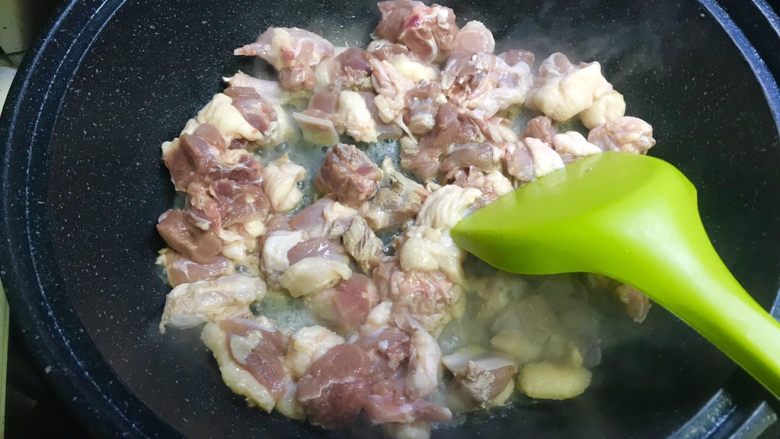 黄豆烧鸭,大火烧至锅中水干后5秒，倒入鸭肉。(尽快除去大量水分)