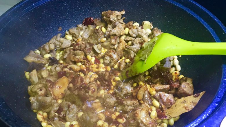黄豆烧鸭,加入豆瓣酱炒香炒出红油。