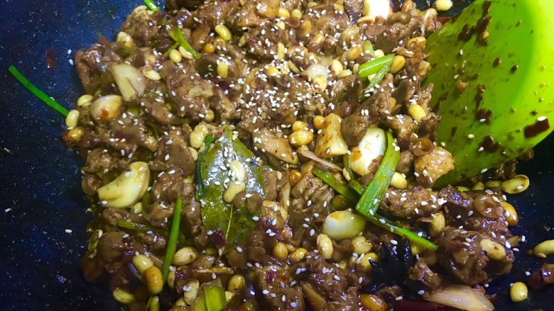 黄豆烧鸭,出锅前加入葱和芝麻。