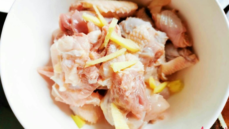 养生的虫草花蒸鸡🐔,鸡肉洗干净放碗里,加入姜丝