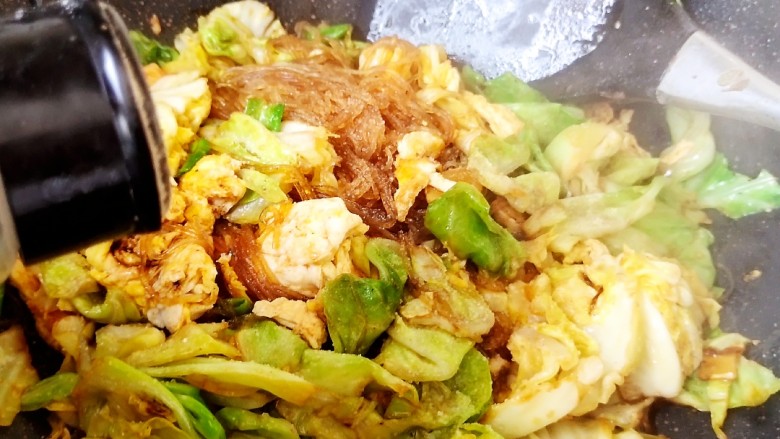 辣炒猪头肉+包菜炒粉丝,一起炒匀,把鸡蛋加进去也是一起炒,然后再撒少许<a style='color:red;display:inline-block;' href='/shicai/ 134296'>白胡椒粉</a>和食盐。