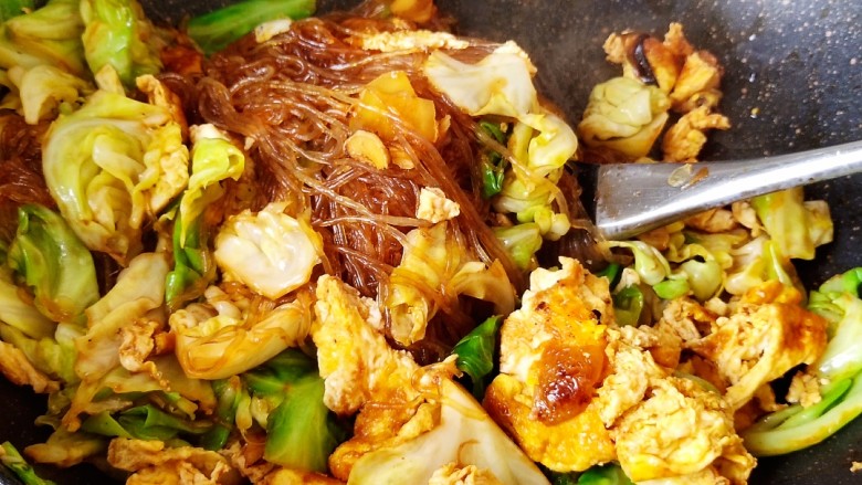 辣炒猪头肉+包菜炒粉丝,最后翻炒均匀至图中状态即可。