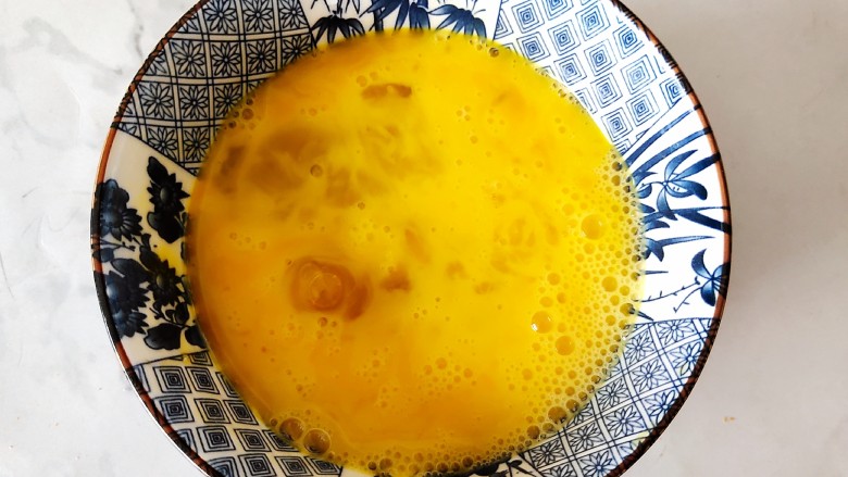 辣炒猪头肉+包菜炒粉丝,两颗<a style='color:red;display:inline-block;' href='/shicai/ 9'>鸡蛋</a>入碗搅散。