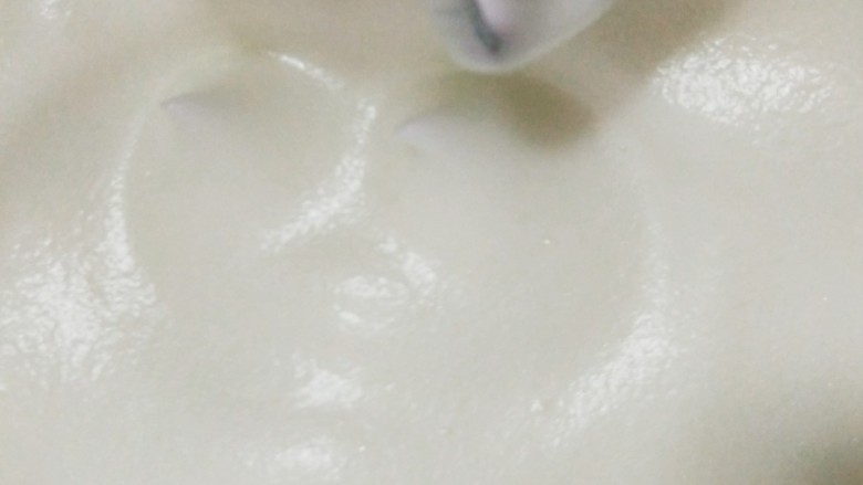 葫芦蛋白糖,打发至出现清晰纹路后,再次加入白糖,继续打发