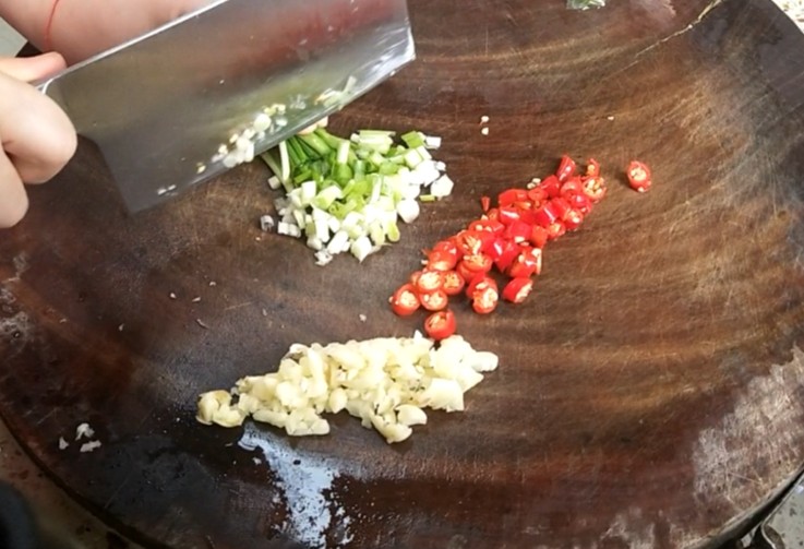 拍黄瓜,把蒜,辣椒,葱花切末