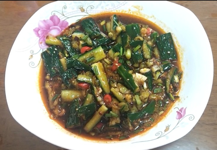 拍黄瓜,搅拌均匀即可,待腌制两小时后食用更入味