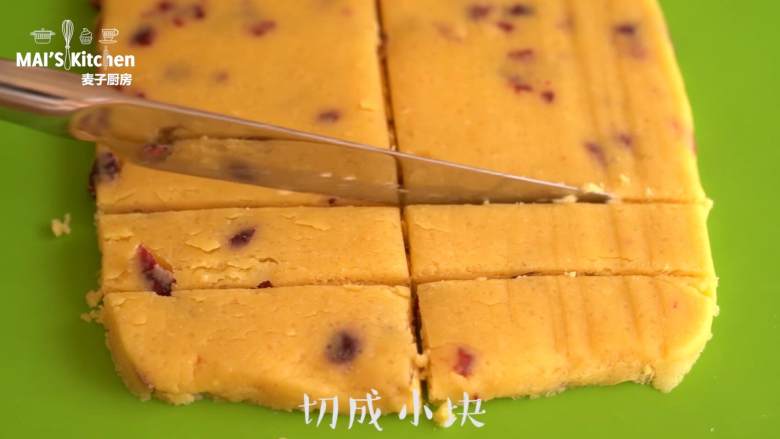 春游小食,简单快手的【蔓越莓奶酥】~,加入<a style='color:red;display:inline-block;' href='/shicai/ 109174'>蔓越莓干</a>,捏成面团,置于硅胶垫上,用擀面杖擀成约1cm后的面皮,切成小块。