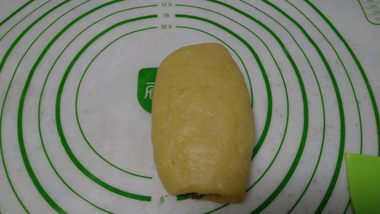 蒸葡萄干面包,卷起。