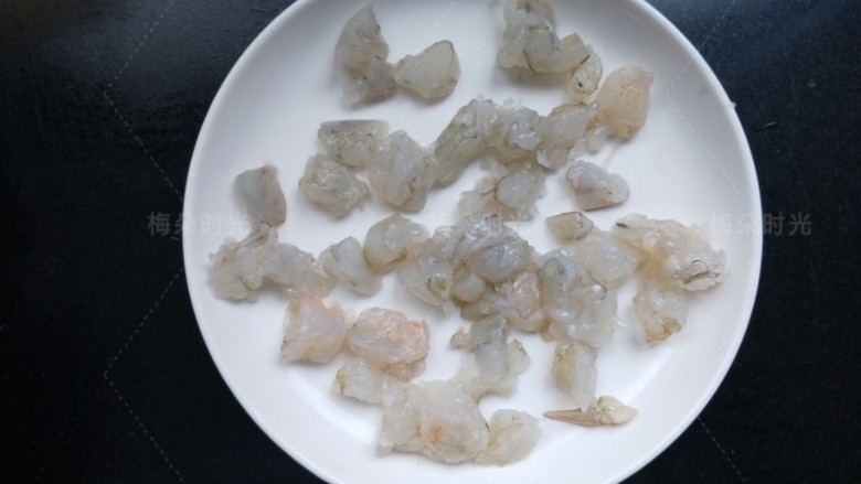 章鱼小丸子,虾去壳,去虾线,切成小丁。