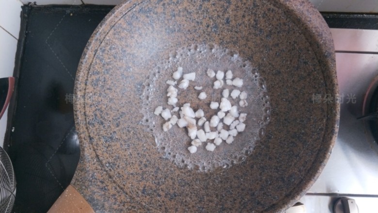 章鱼小丸子,锅内烧水,水开后,把章鱼粒烫一下。
