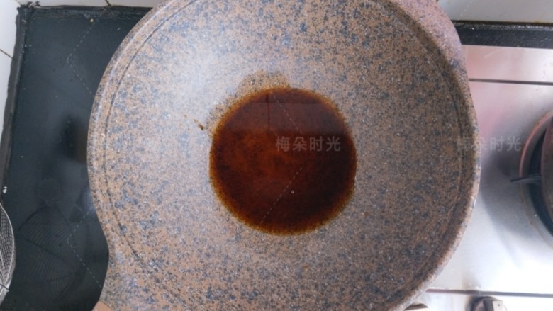 章鱼小丸子,两勺酱油，两勺糖，50ml水，烧开。