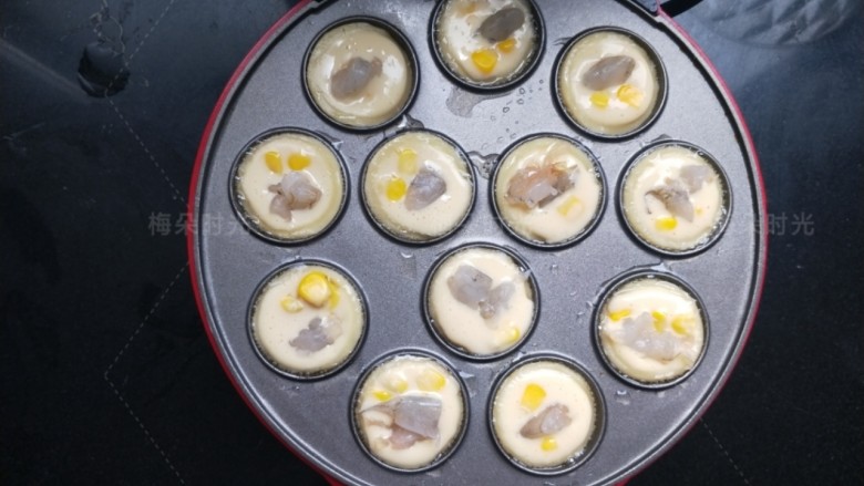 章鱼小丸子,每个里面放上玉米粒,虾仁,