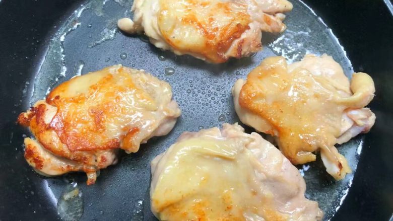 照烧鸡腿饭,煎至一面金黄,再翻另一面煎制。