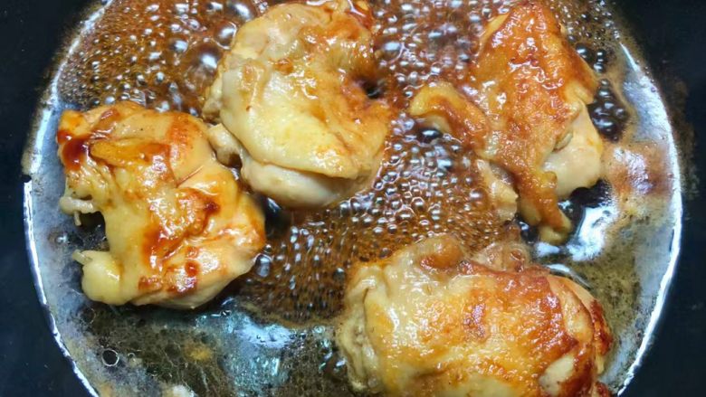 照烧鸡腿饭,待两年煎好以后,把照烧汁倒入翻炒均匀,再倒入适量水,盖上盖子焖10分钟左右。
