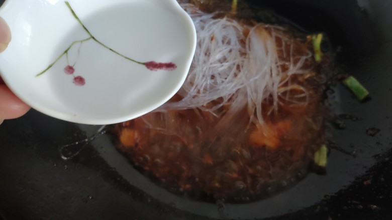 香辣粉丝包菜,加入少许的水,加些水让粉丝吸收更多的汤汁,吃着更加滑爽,炒起来也不会发干粘锅。
