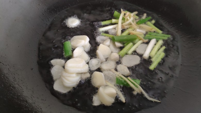 香辣粉丝包菜,炒锅油热,放入葱姜蒜爆香。