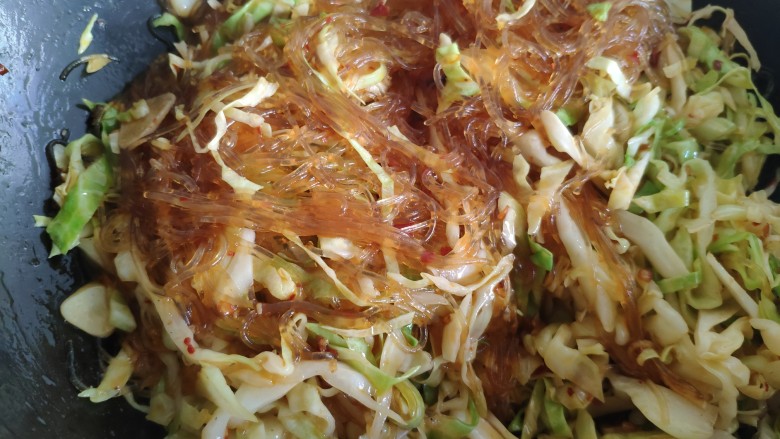 香辣粉丝包菜,翻炒至包菜变色就可以,不用炒时间太长。