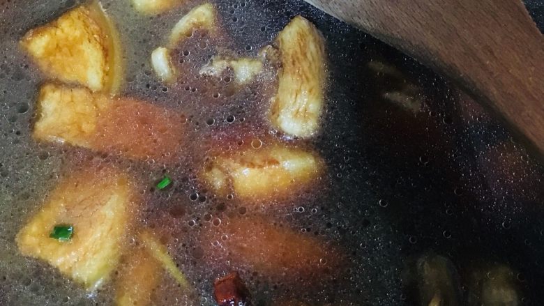 土豆红烧肉,加入适量的开水,没过肉块