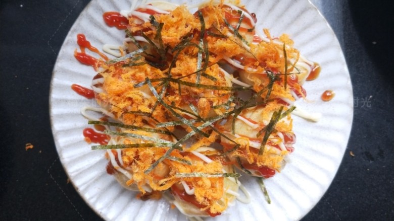章鱼小丸子,撒一些肉松,海苔丝。