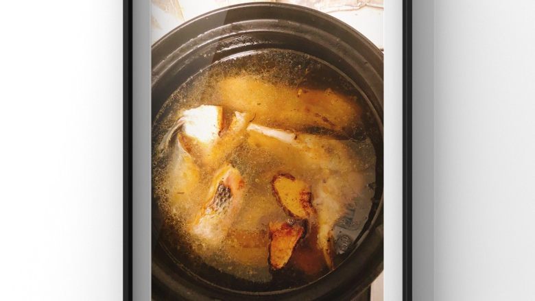 黑鱼萝卜汤,放入姜片,倒入没过鱼肉的清水,煮开后倒入料酒煮沸时,注意去除浮末!