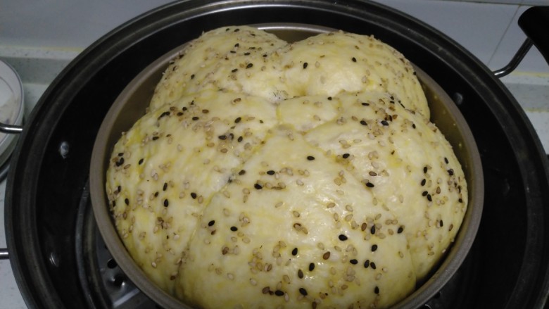 蒸葡萄干面包,水开后转中火蒸40分钟,再焖5分钟。