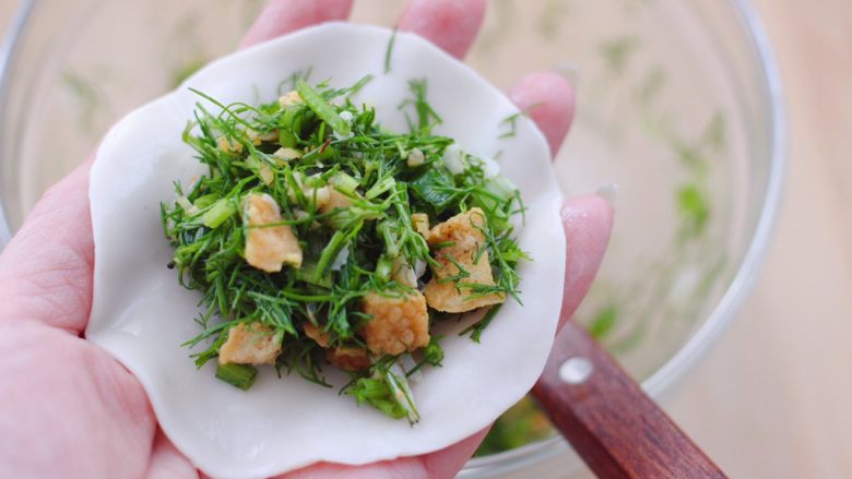 茴香油渣虾皮包,饺子皮放入适量的馅料。