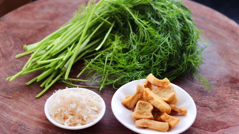 茴香油渣虾皮包,首先备齐所有的食材,<a style='color:red;display:inline-block;' href='/shicai/ 135'>茴香</a>摘洗干净。