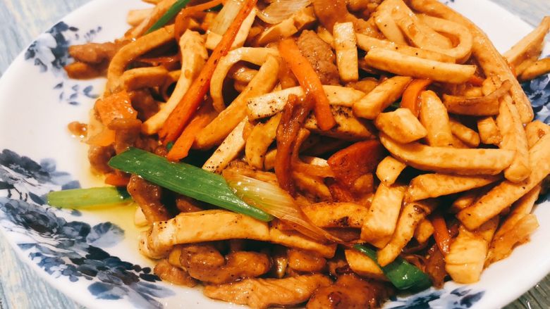 豆干炒肉丝,好吃又下饭的豆干炒肉就完成啦!